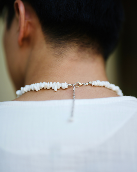 Kalung Batu Putih Musim Panas