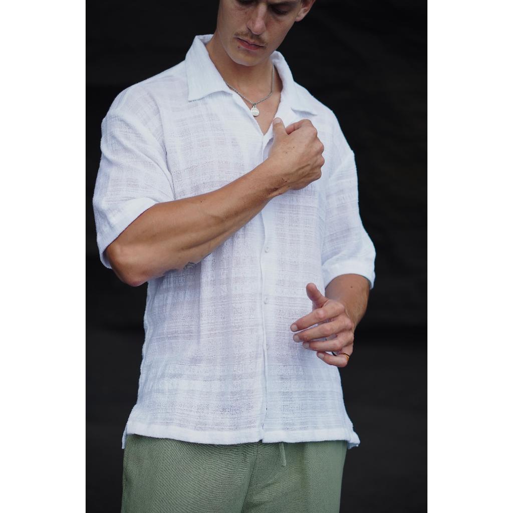 BEACHWELL Kemeja Pria Putih Katun Salur oversized Lengan Pendek - Aomo shirt