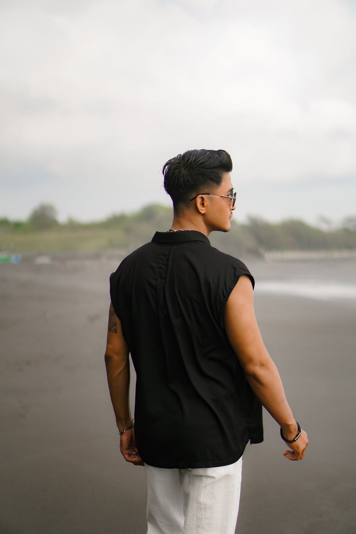 Kemeja Tanpa Lengan Jhony - Putih